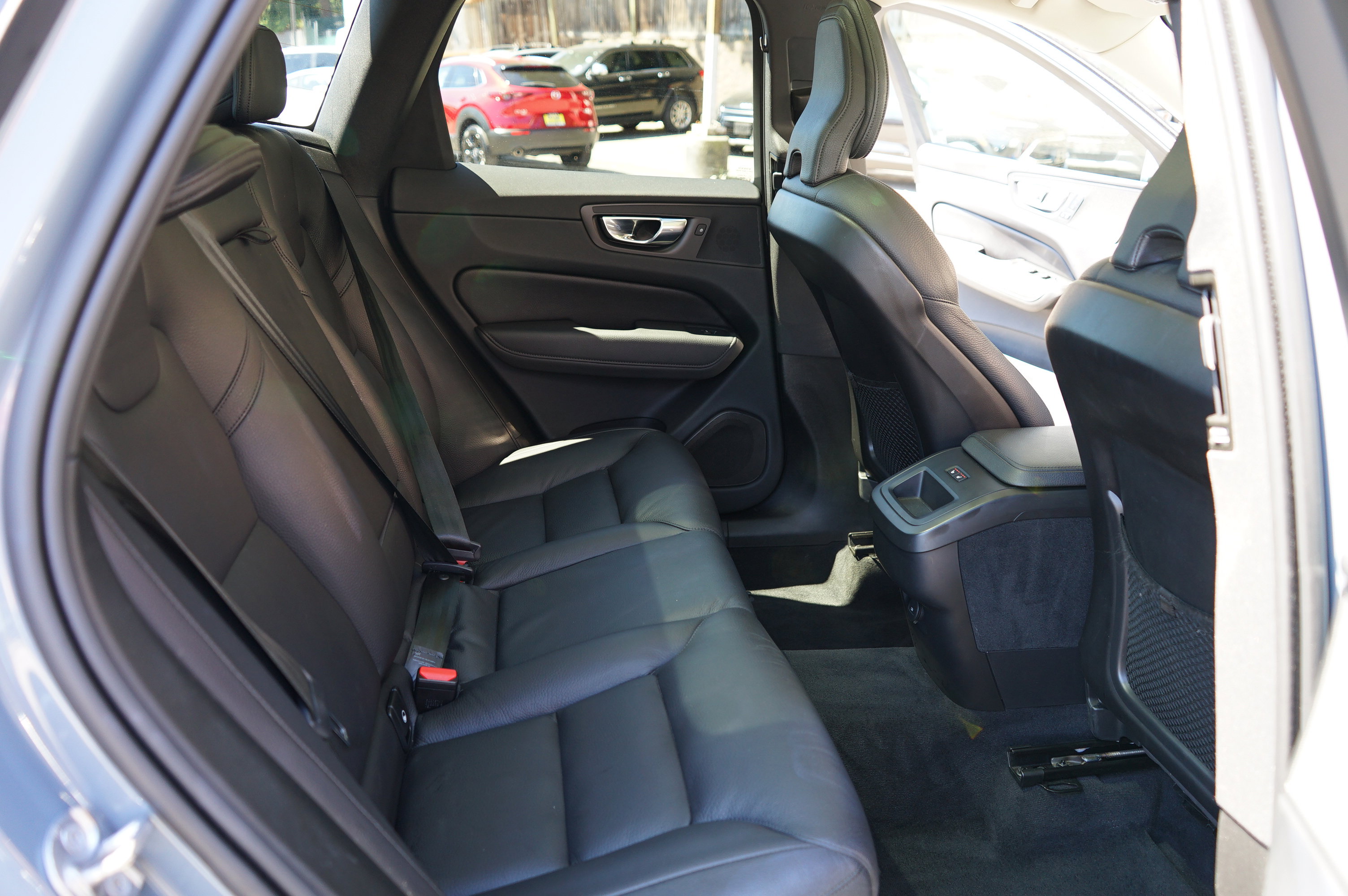 Used 2022 Volvo XC60 B5 Momentum image 25