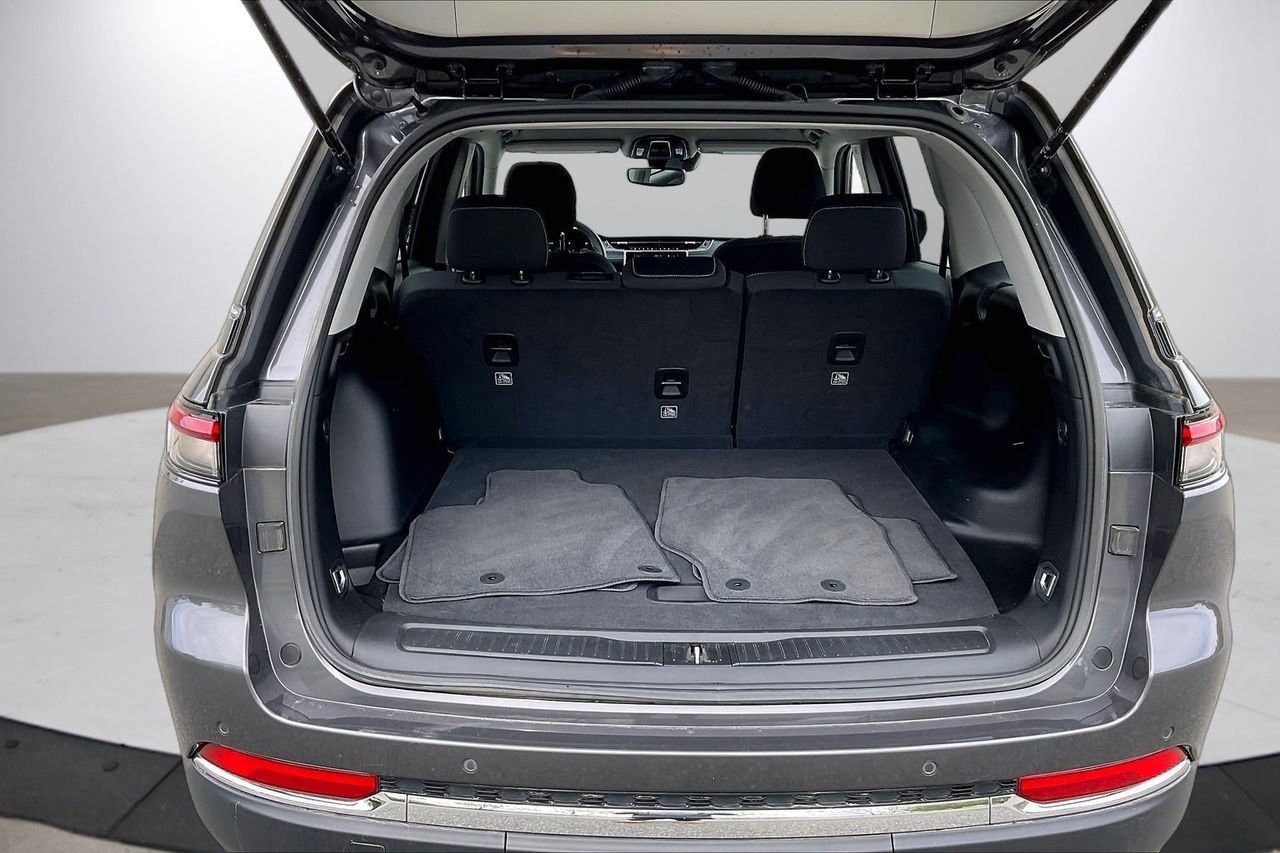 Used 2023 Jeep Grand Cherokee Laredo image 25