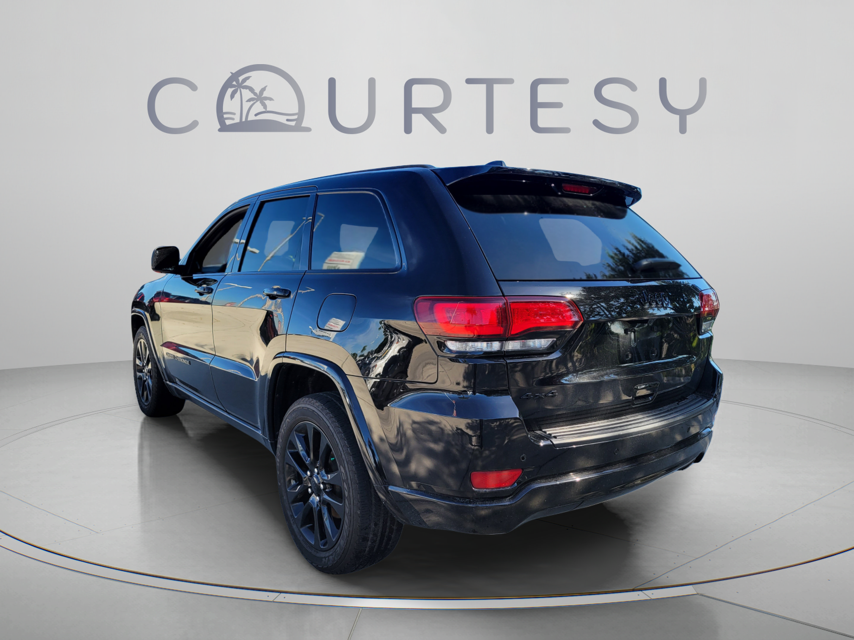 Used 2020 Jeep Grand Cherokee Altitude AWD/4WD image 2