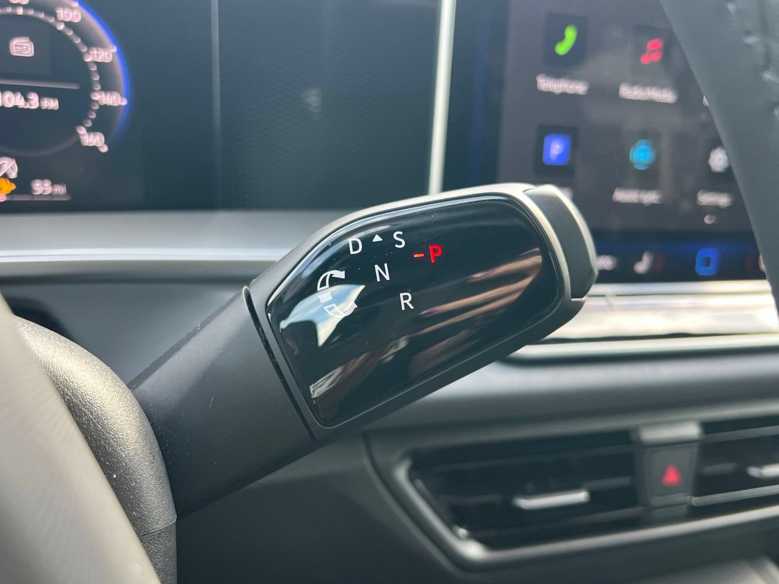 Certified 2025 Volkswagen Tiguan SE R-Line FWD image 23