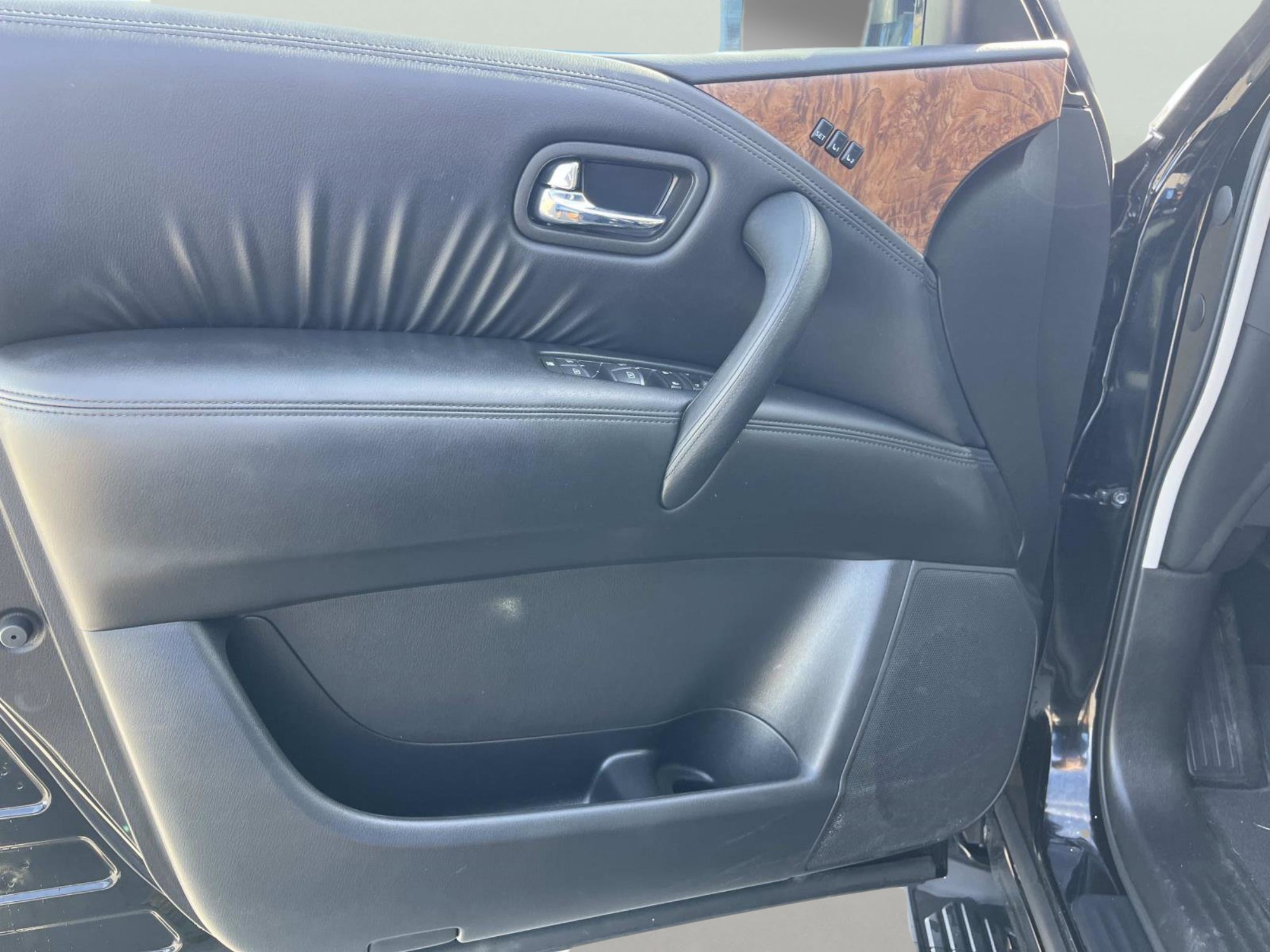 Used 2024 Nissan Armada SL w/ Captain's Chairs Package image 29