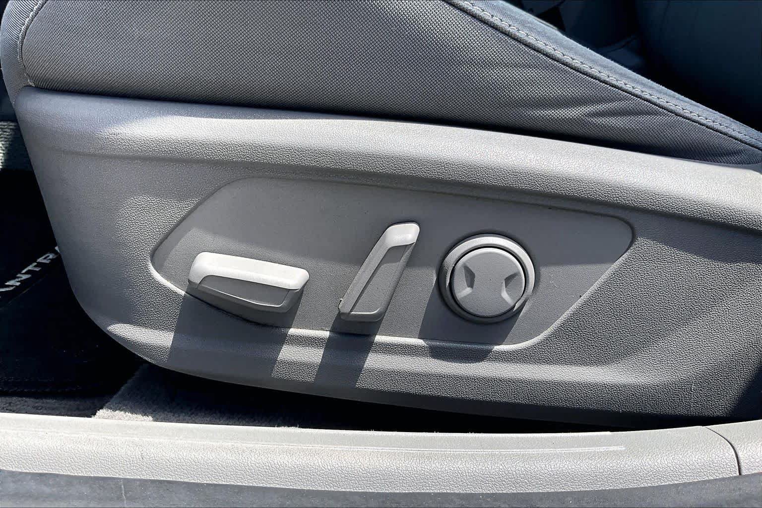 Used 2022 Hyundai Elantra SEL w/ Convenience + Premium Package FWD image 29