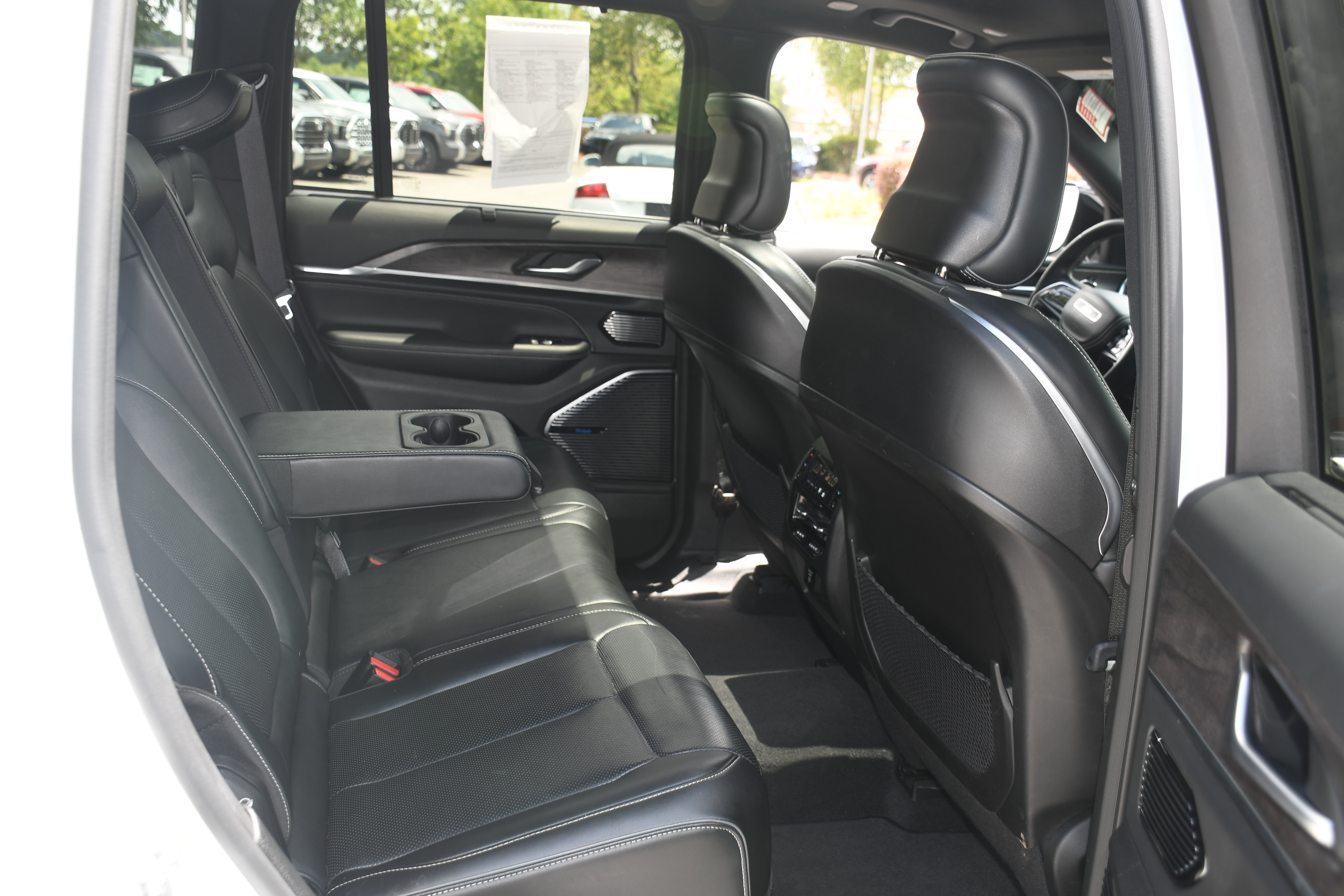 Used 2022 Jeep Grand Cherokee Overland w/ Luxury Tech Group IV RWD image 21