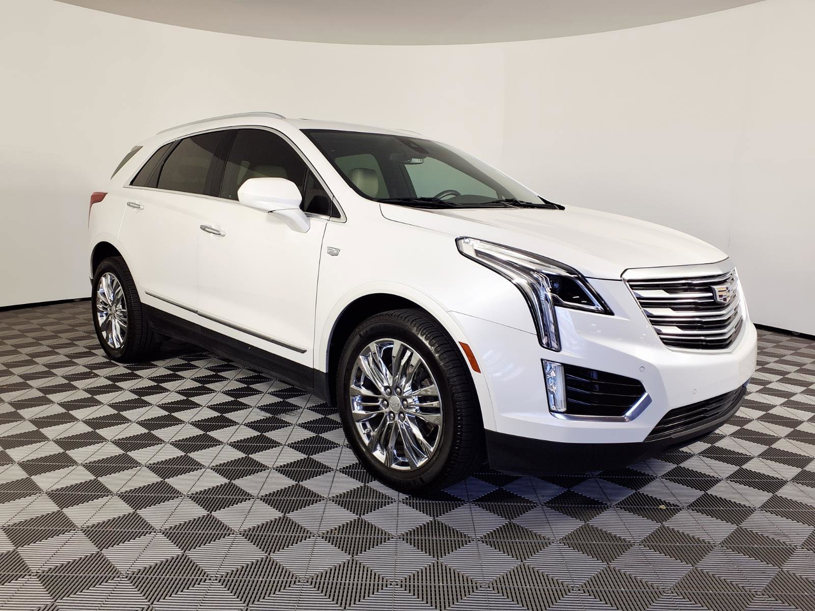 Used 2017 Cadillac XT5 Premium Luxury FWD image 3