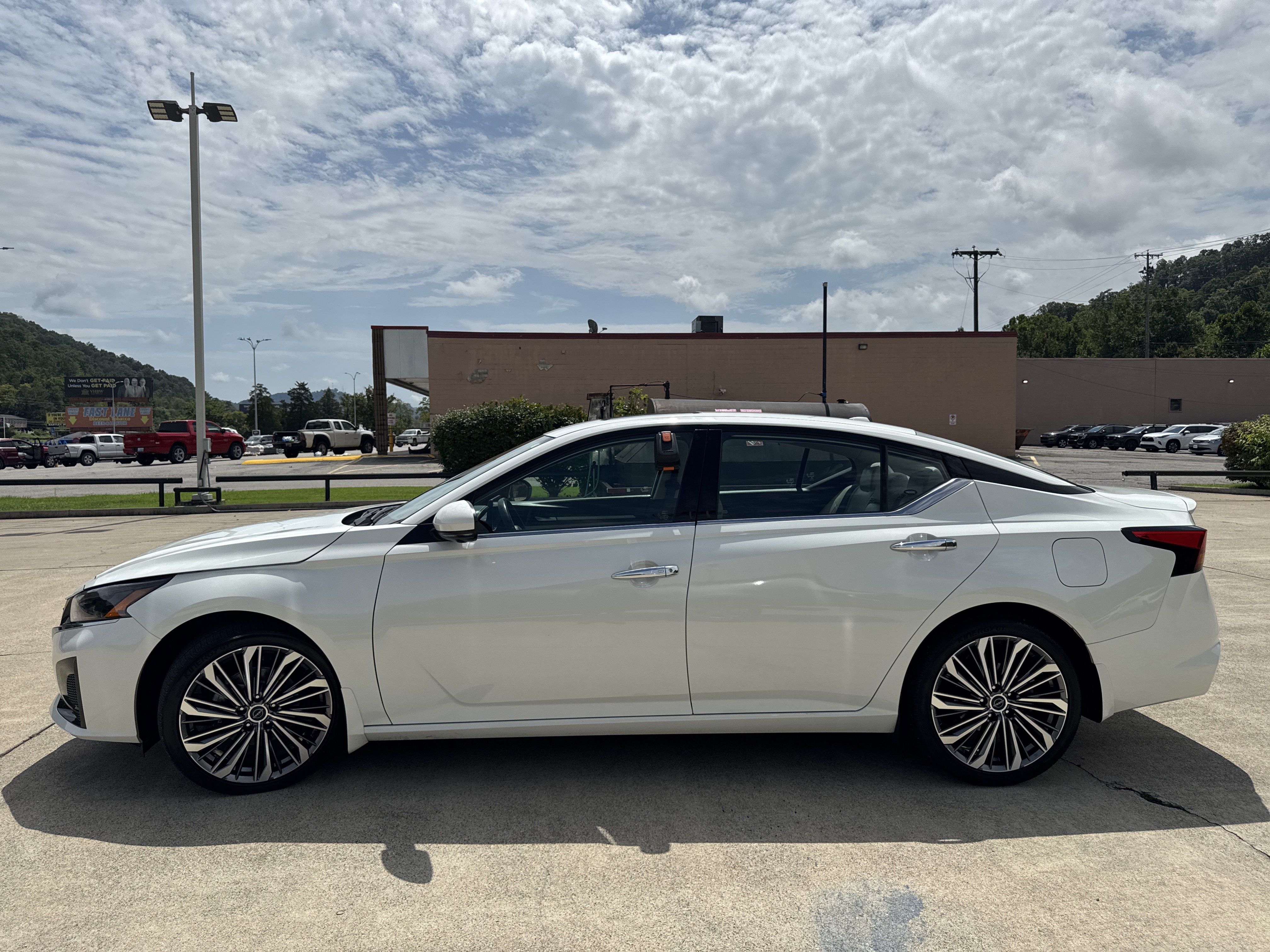 Used 2023 Nissan Altima 2.5 SL FWD image 4