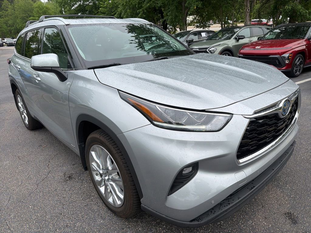 Used 2022 Toyota Highlander Limited AWD/4WD image 4