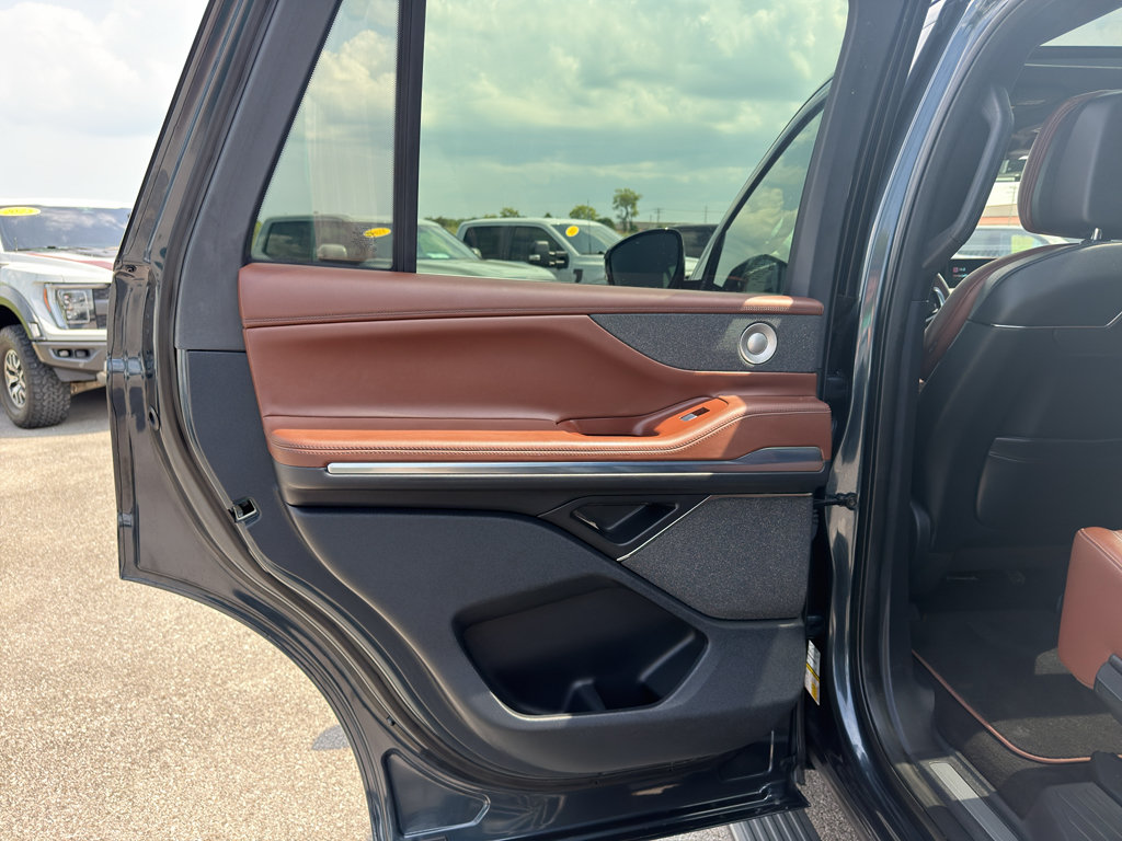 Used 2025 Lincoln Navigator Reserve AWD/4WD image 24