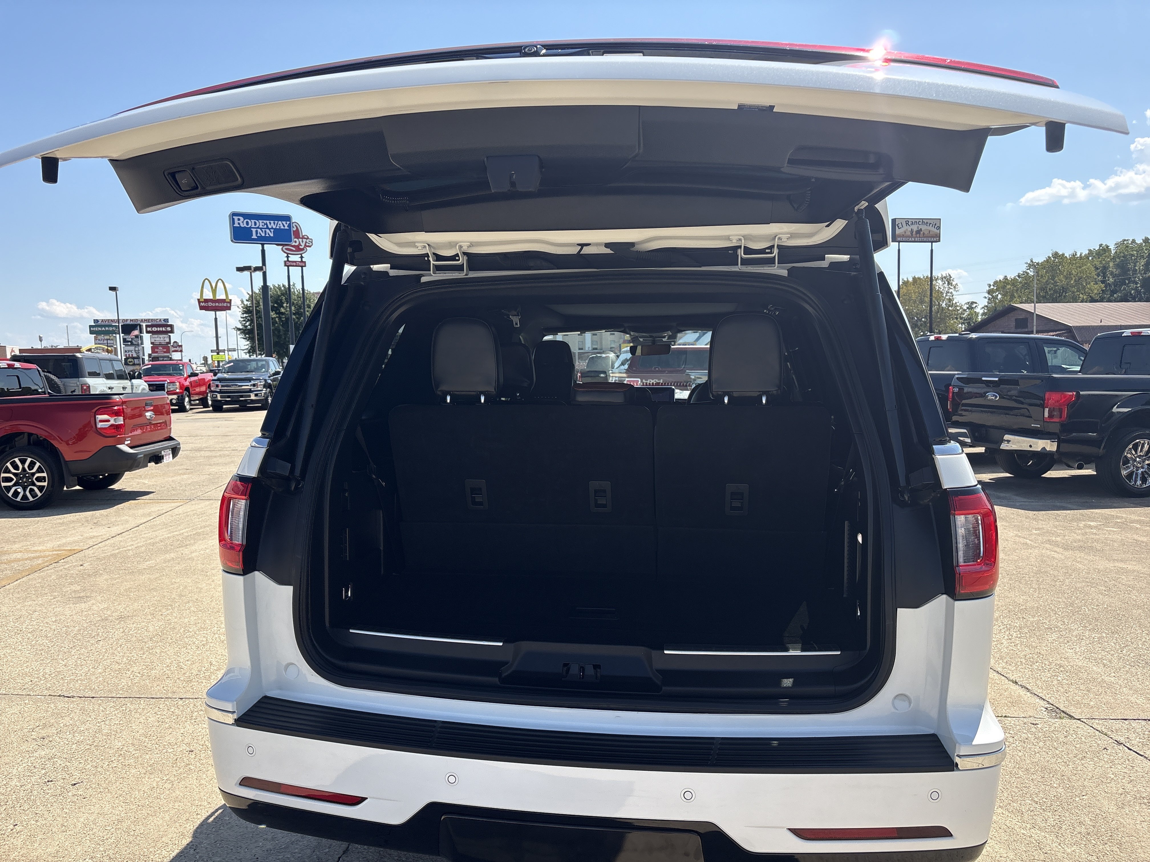 Used 2021 Lincoln Navigator Reserve AWD/4WD image 6