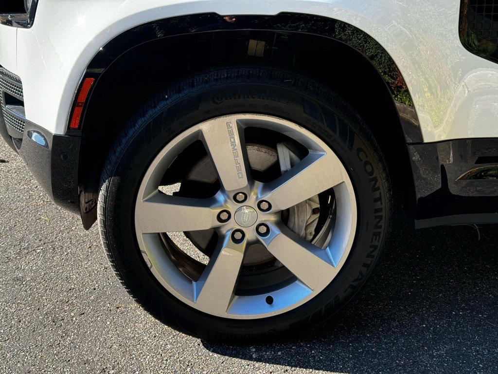 Used 2023 Land Rover Defender 130 X-Dynamic SE image 4