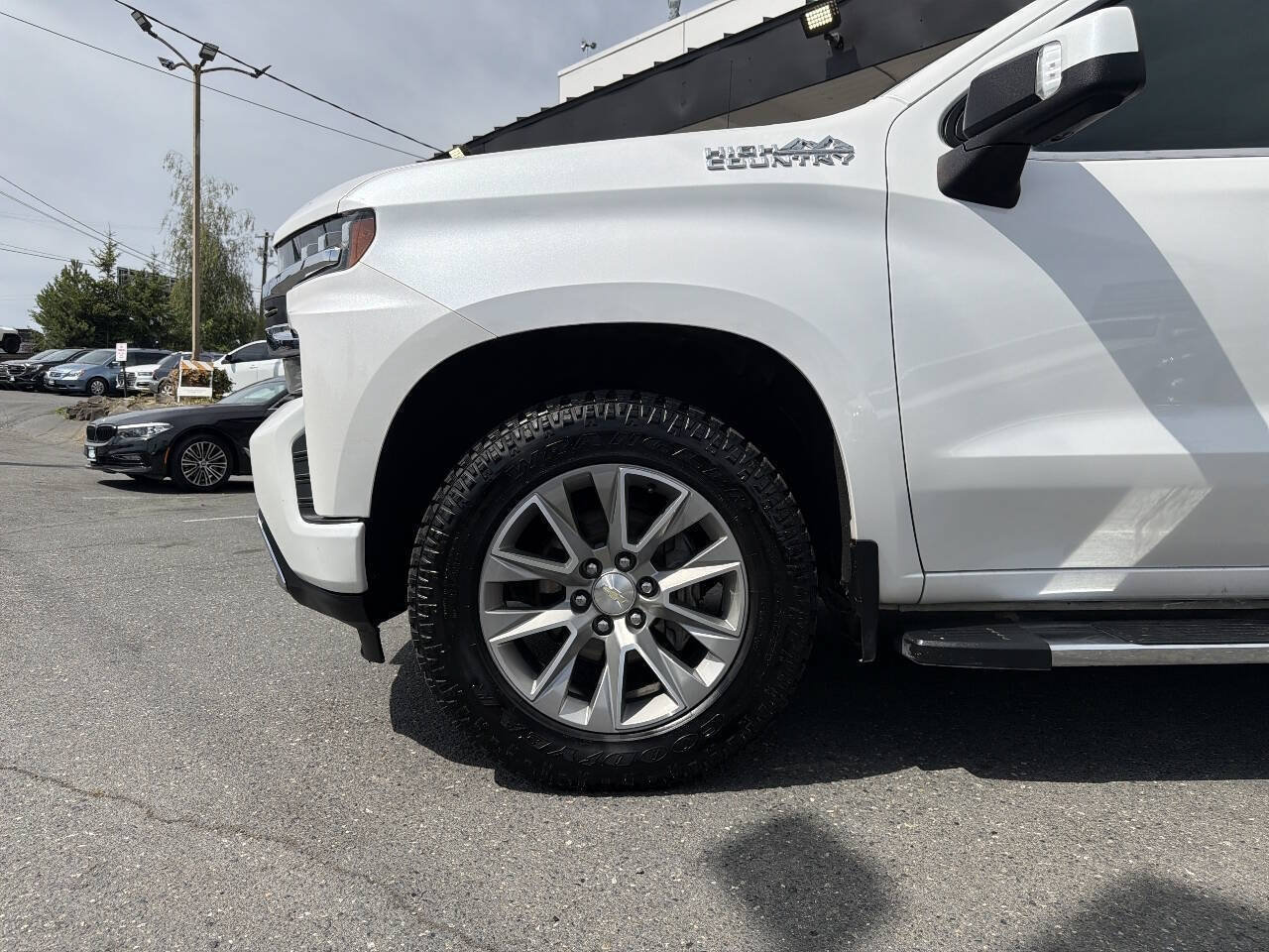 Used 2019 Chevrolet Silverado 1500 High Country w/ Technology Package AWD/4WD image 2