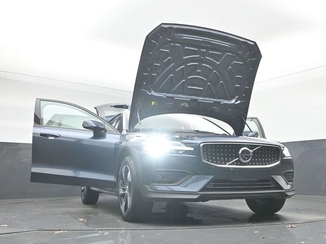 Used 2024 Volvo V60 B5 Cross Country Plus image 54