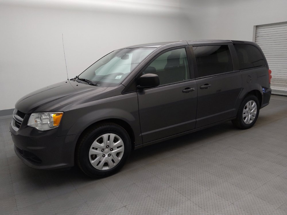 Used 2020 Dodge Grand Caravan SE w/ UConnect Hands-Free Group FWD image 2