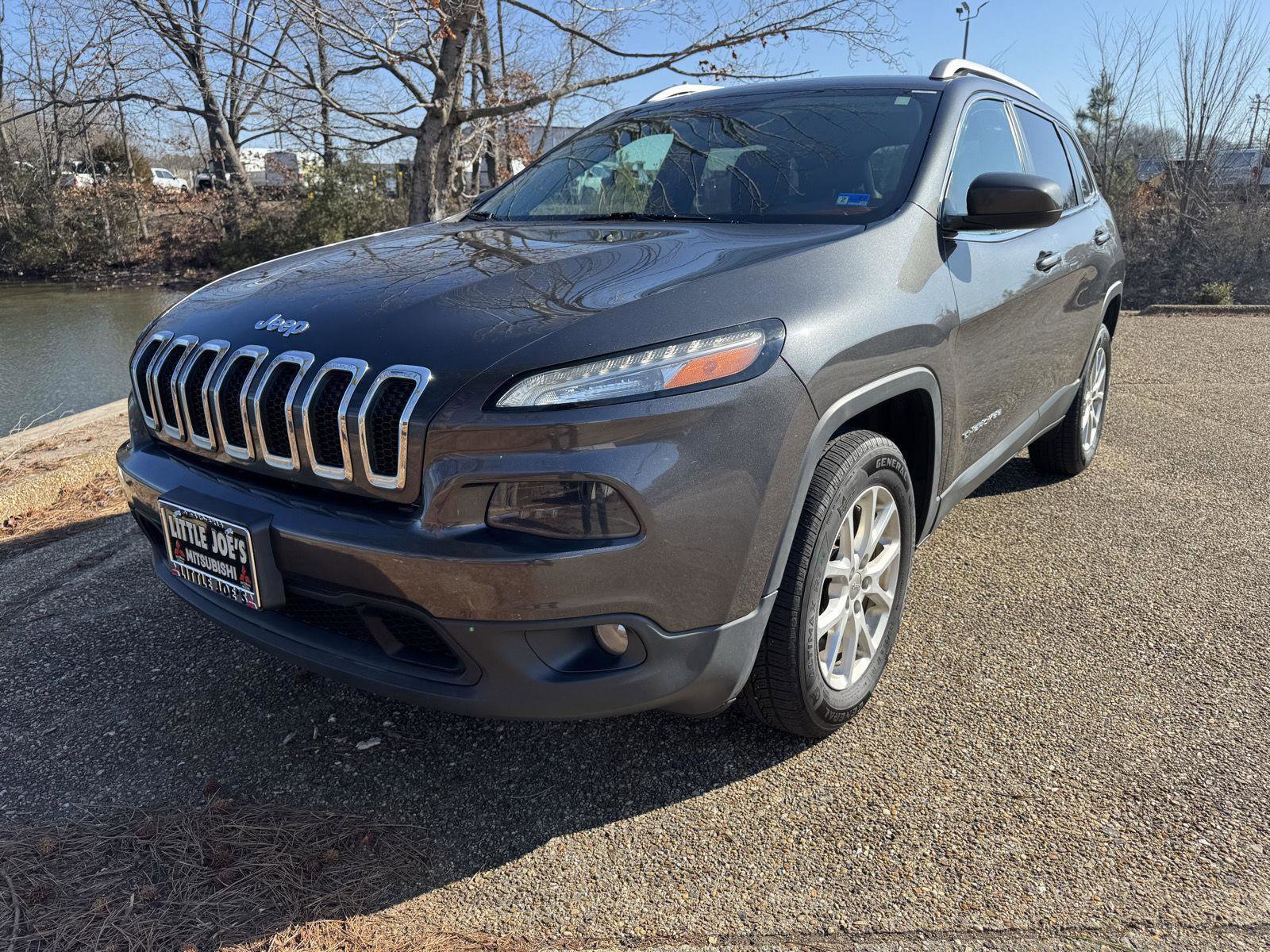 Used 2016 Jeep Cherokee Latitude w/ Cold Weather Group image 11