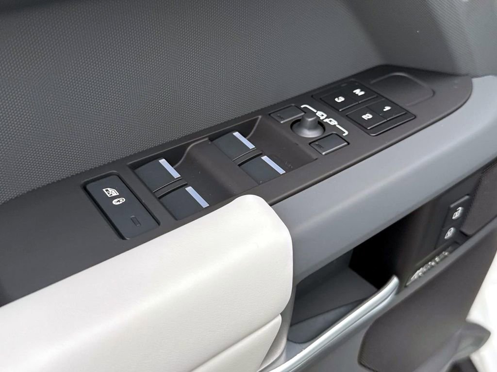 New 2025 Land Rover Defender 130 X-Dynamic SE image 17