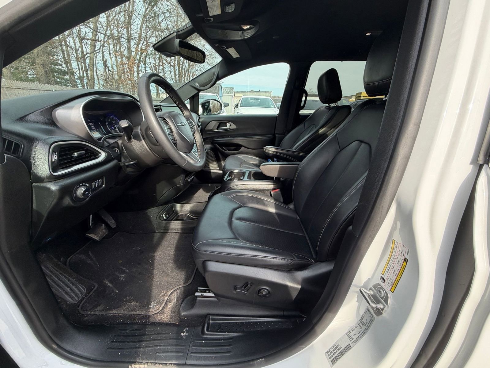 Used 2025 Chrysler Pacifica Select image 29