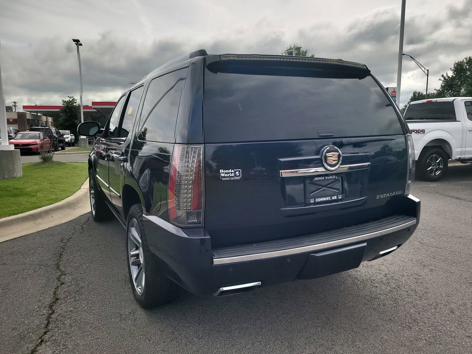 Used 2013 Cadillac Escalade Premium RWD image 5