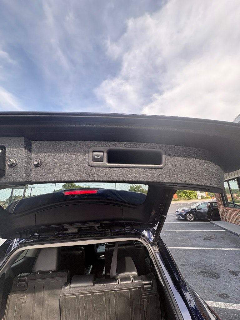 Used 2022 Toyota Highlander XLE AWD/4WD image 23