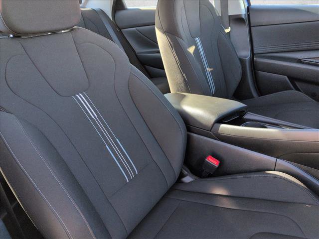 Used 2025 Hyundai Elantra SEL image 21