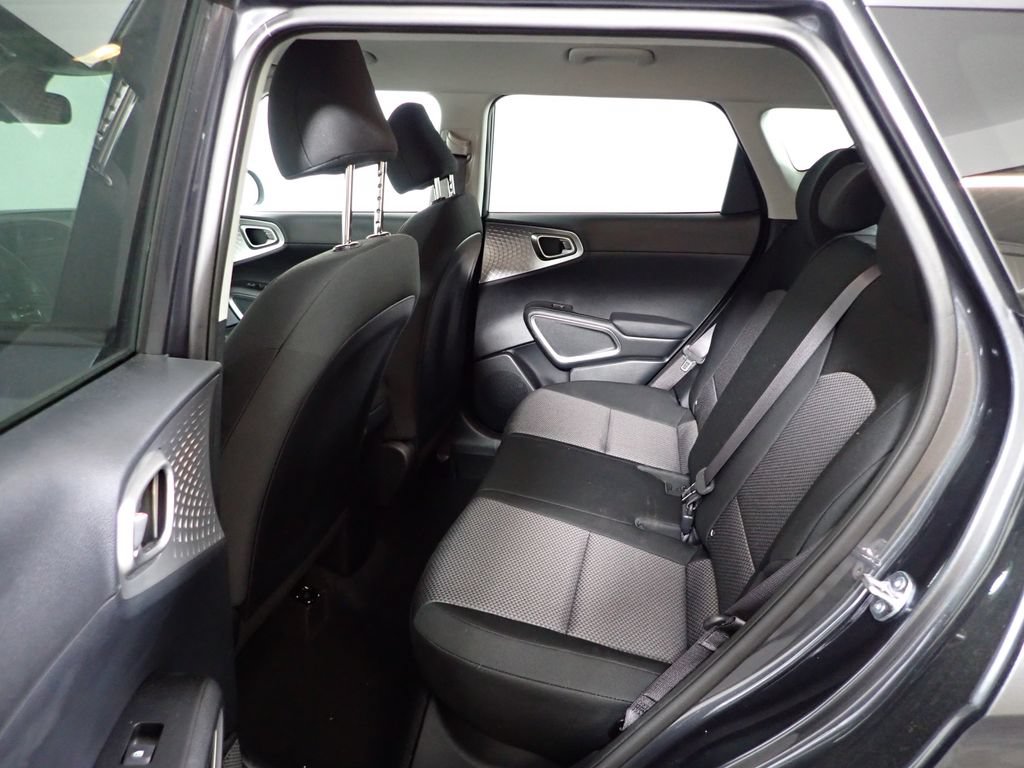 Used 2025 Kia Soul LX w/ LX Technology Package FWD image 25