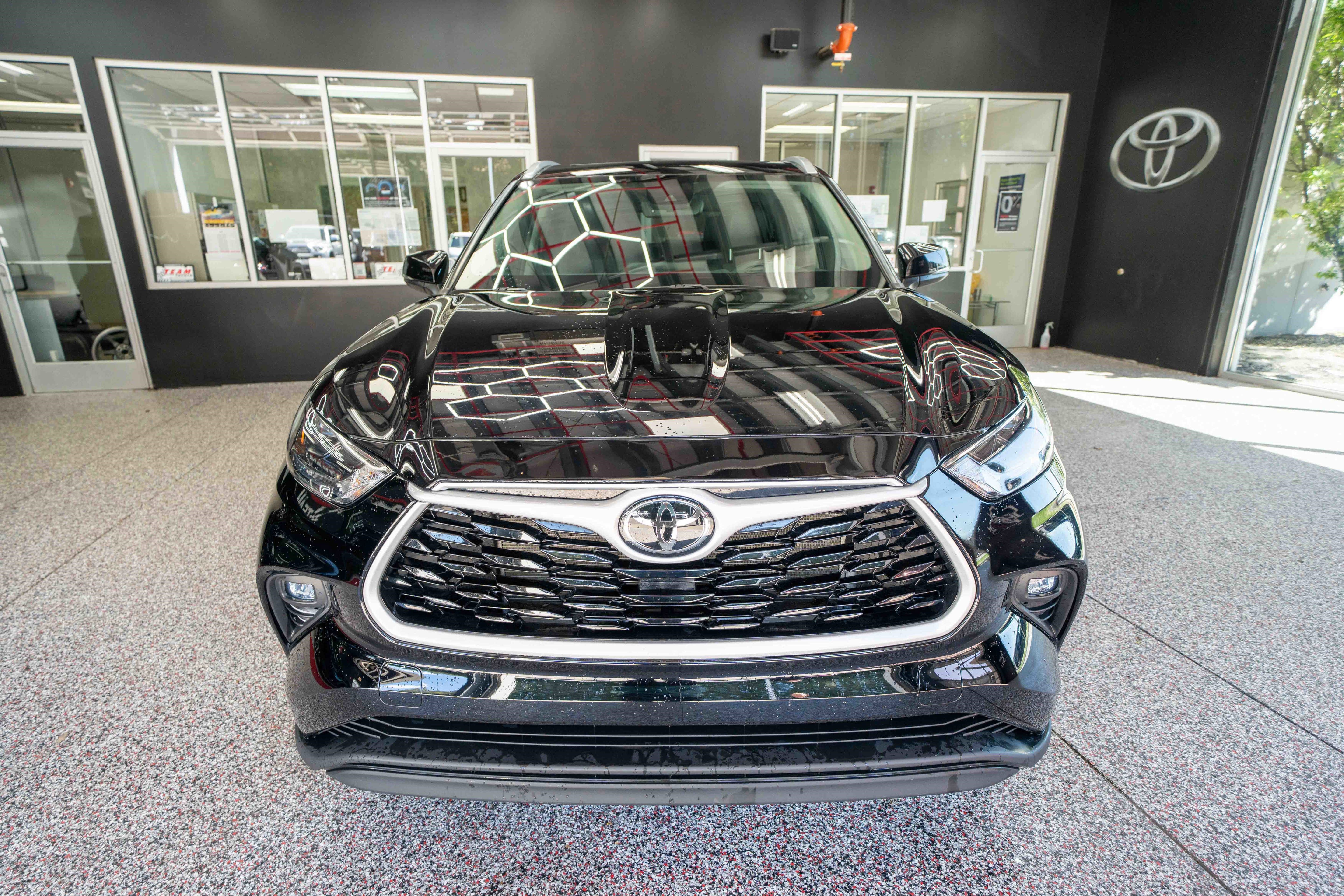 Used 2022 Toyota Highlander XLE AWD/4WD image 6