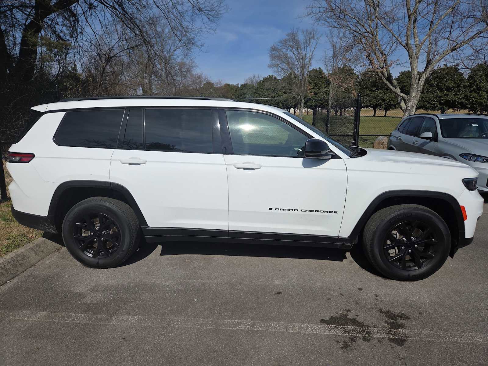 Used 2024 Jeep Grand Cherokee L Laredo image 2