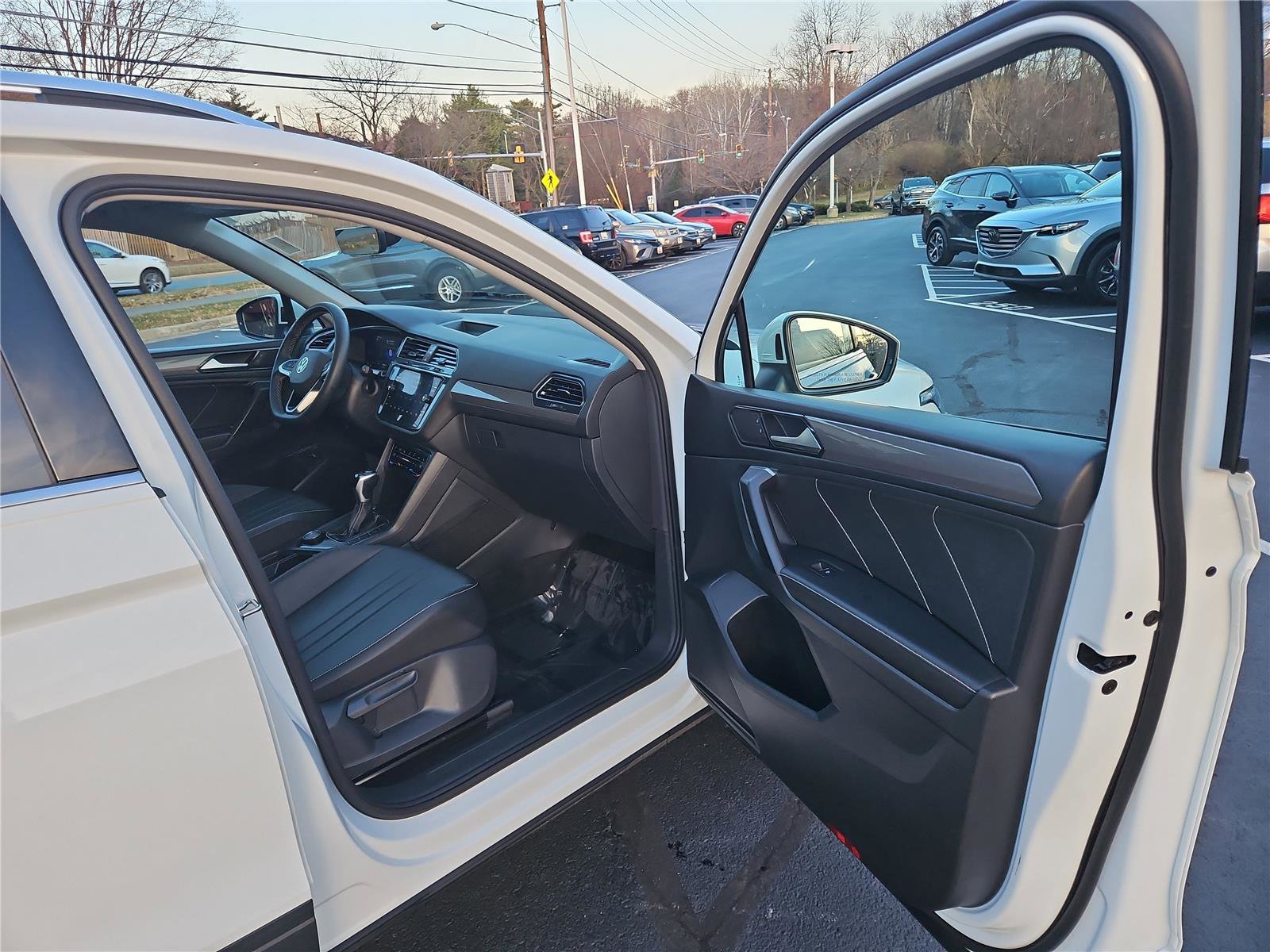 Used 2022 Volkswagen Tiguan SE w/ Panoramic Sunroof Package image 26