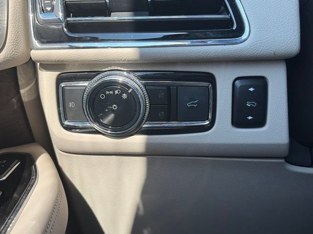Used 2020 Lincoln Navigator L Reserve w/ Luxury Package AWD/4WD image 23