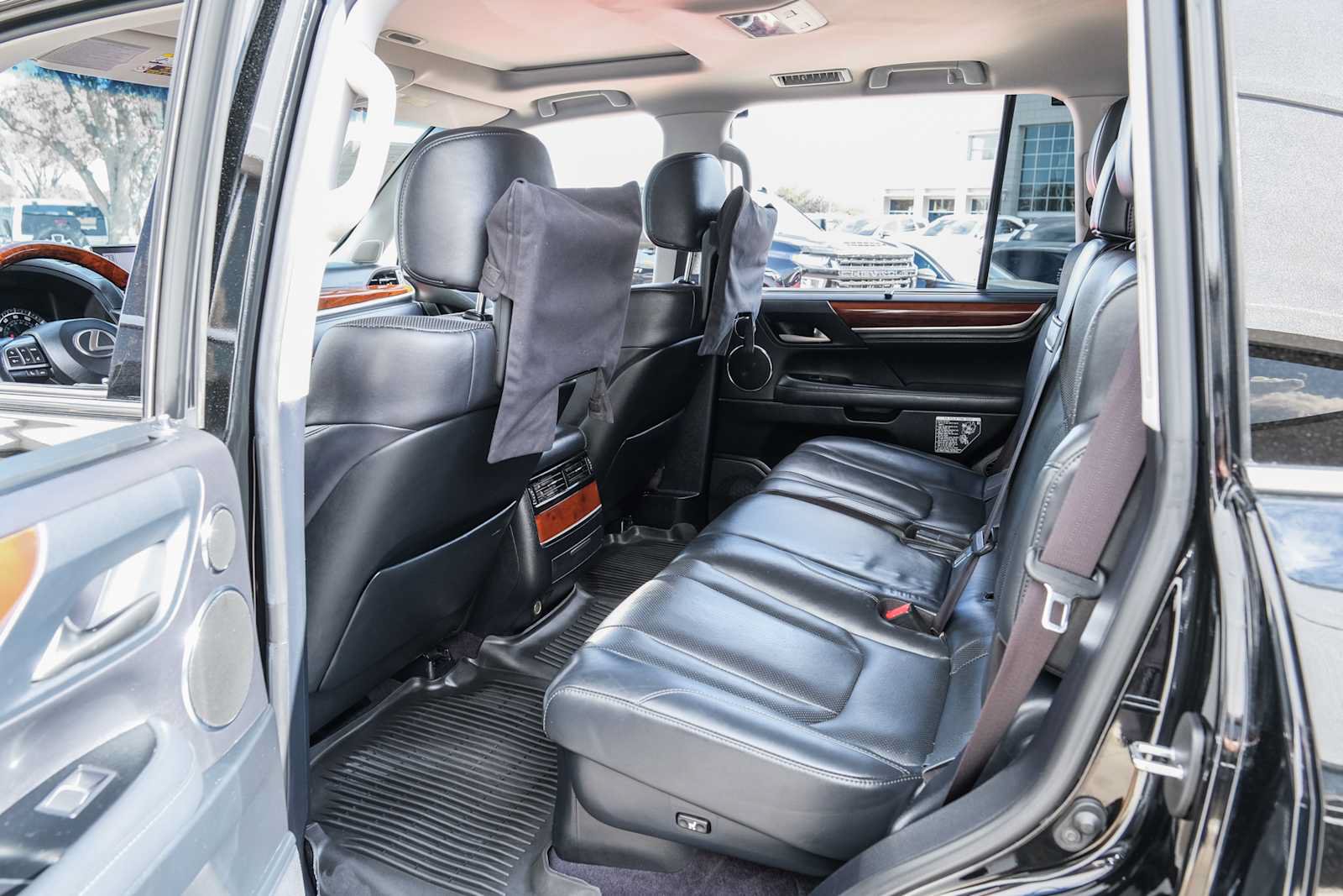Used 2017 Lexus LX 570 4WD w/ Luxury Package image 28