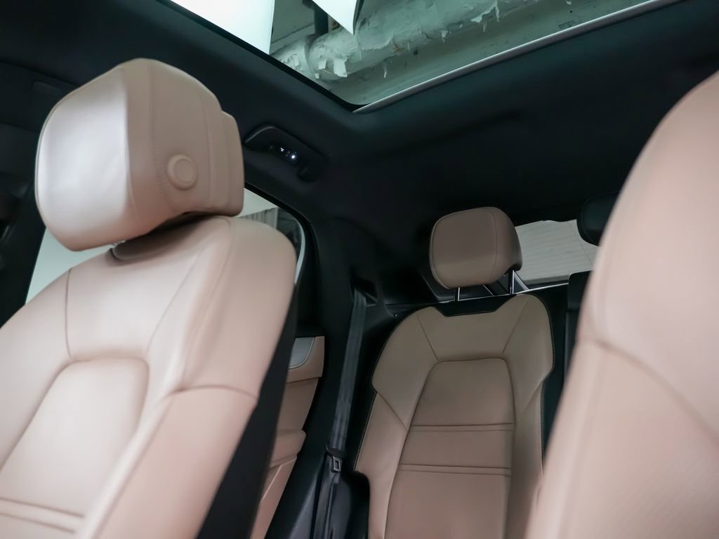 Certified 2024 Porsche Cayenne Coupe AWD/4WD image 35