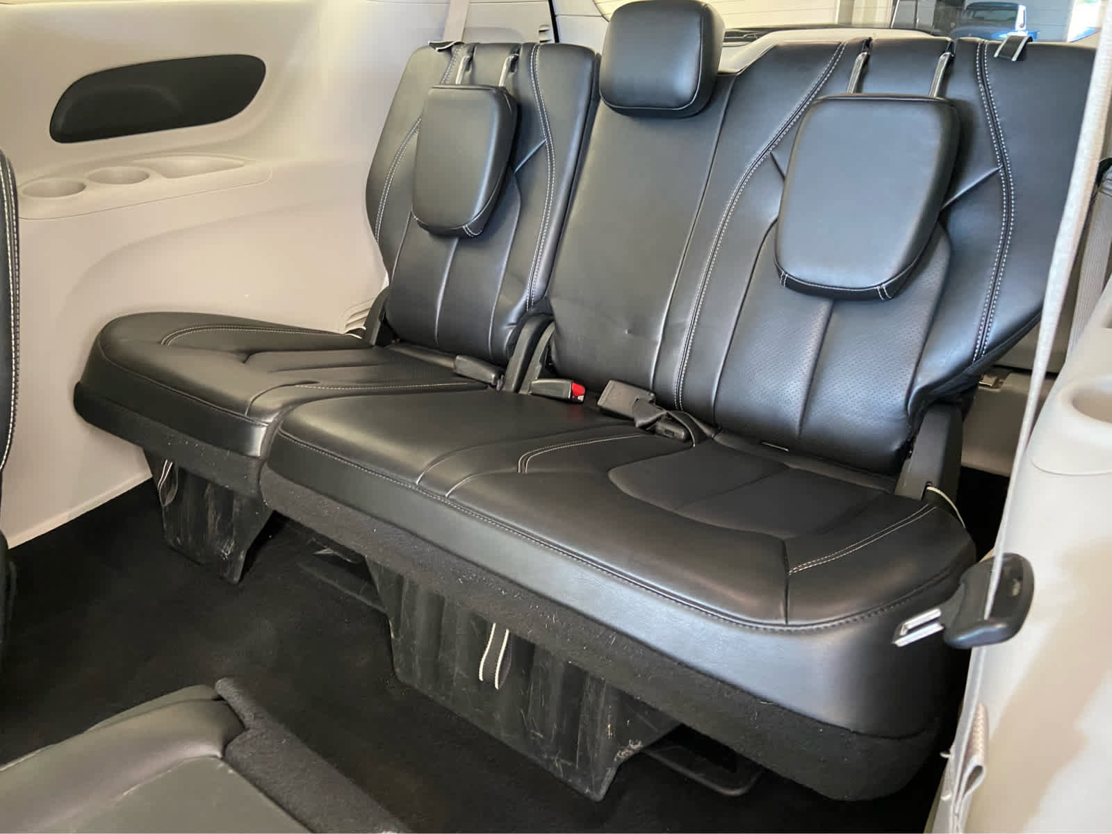 Used 2023 Chrysler Pacifica Touring-L image 14