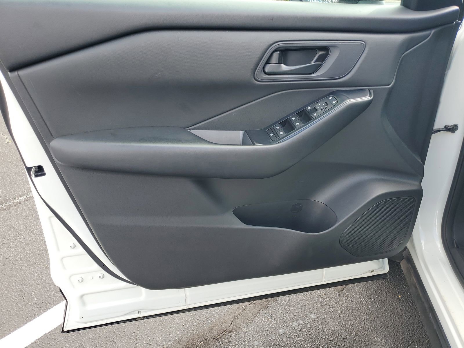 Used 2024 Nissan Rogue S image 8