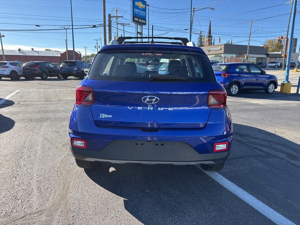 Used 2023 Hyundai Venue Limited image 6