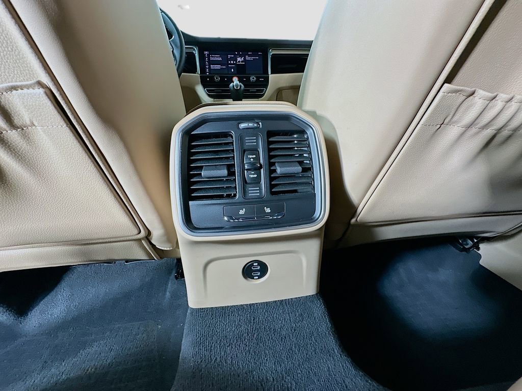 Certified 2024 Porsche Macan AWD/4WD image 27
