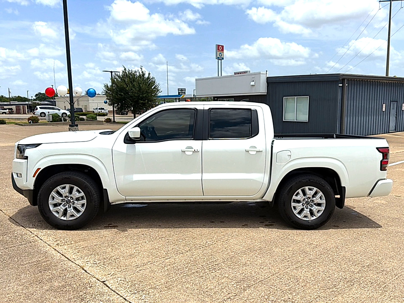 Used 2024 Nissan Frontier SV w/ SV Convenience Package RWD image 2