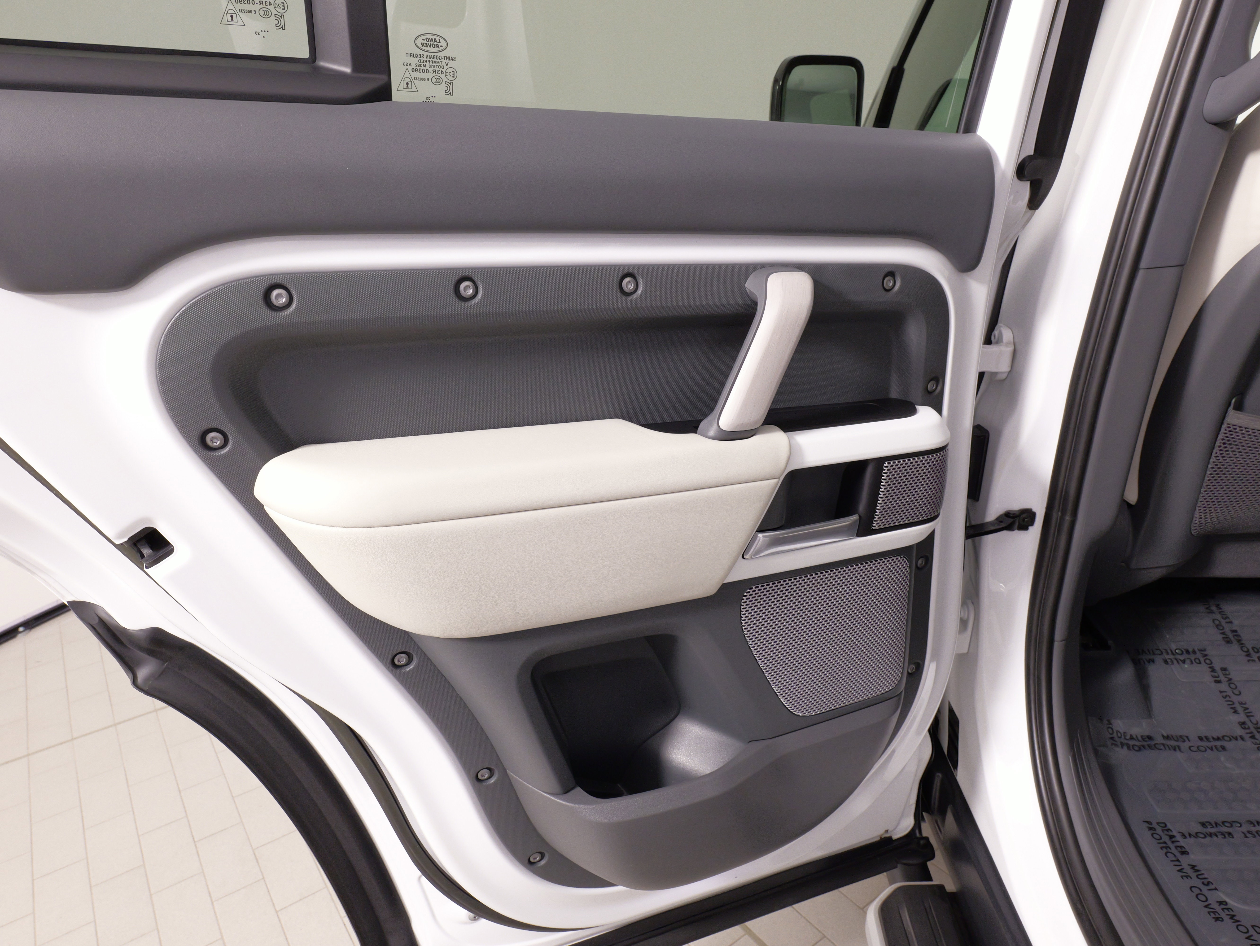 Used 2023 Land Rover Defender 130 S image 32