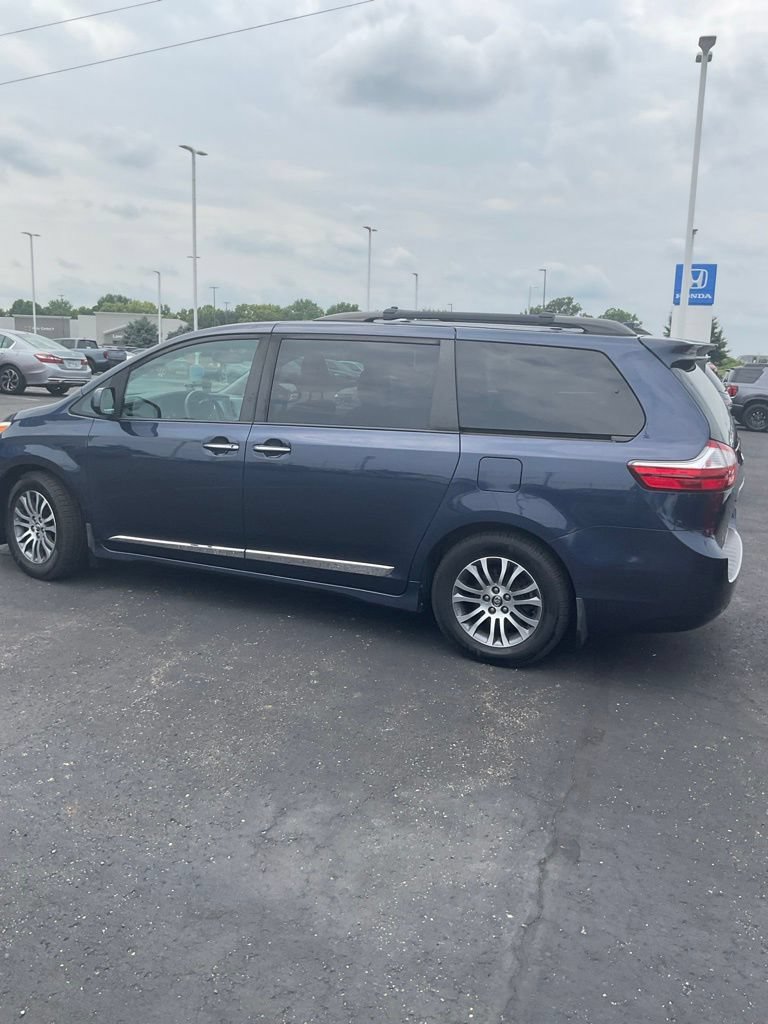 Used 2019 Toyota Sienna XLE w/ XLE Navigation Package FWD image 4