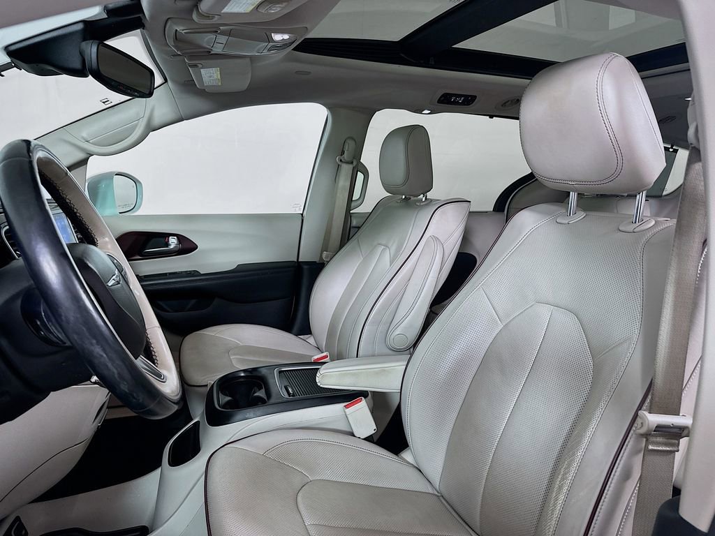 Used 2017 Chrysler Pacifica Limited w/ UConnect Theater Package FWD image 8