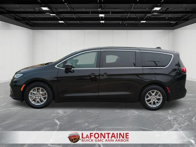 Used 2024 Chrysler Pacifica Touring-L FWD image 5