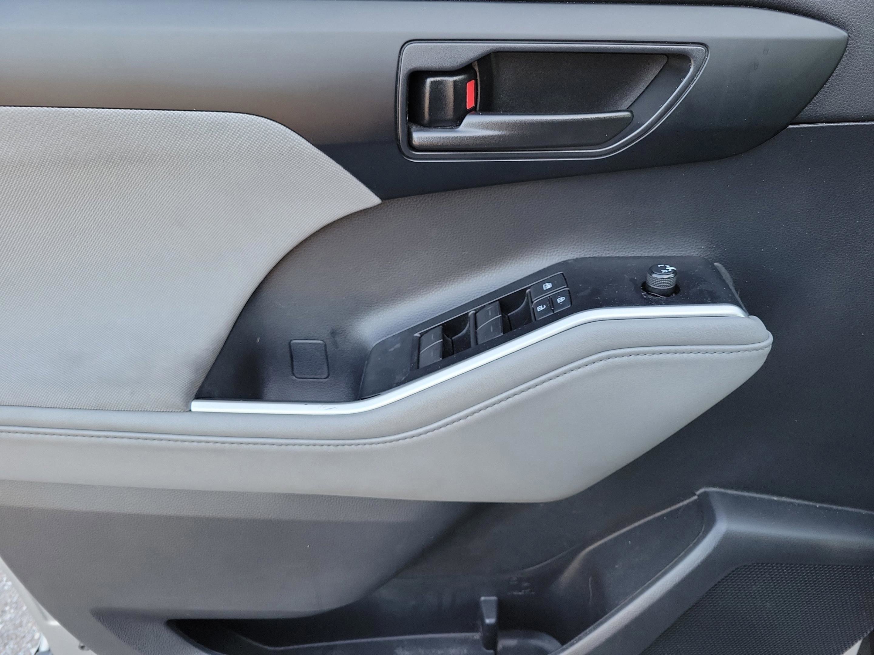 Used 2021 Toyota Highlander L FWD image 14