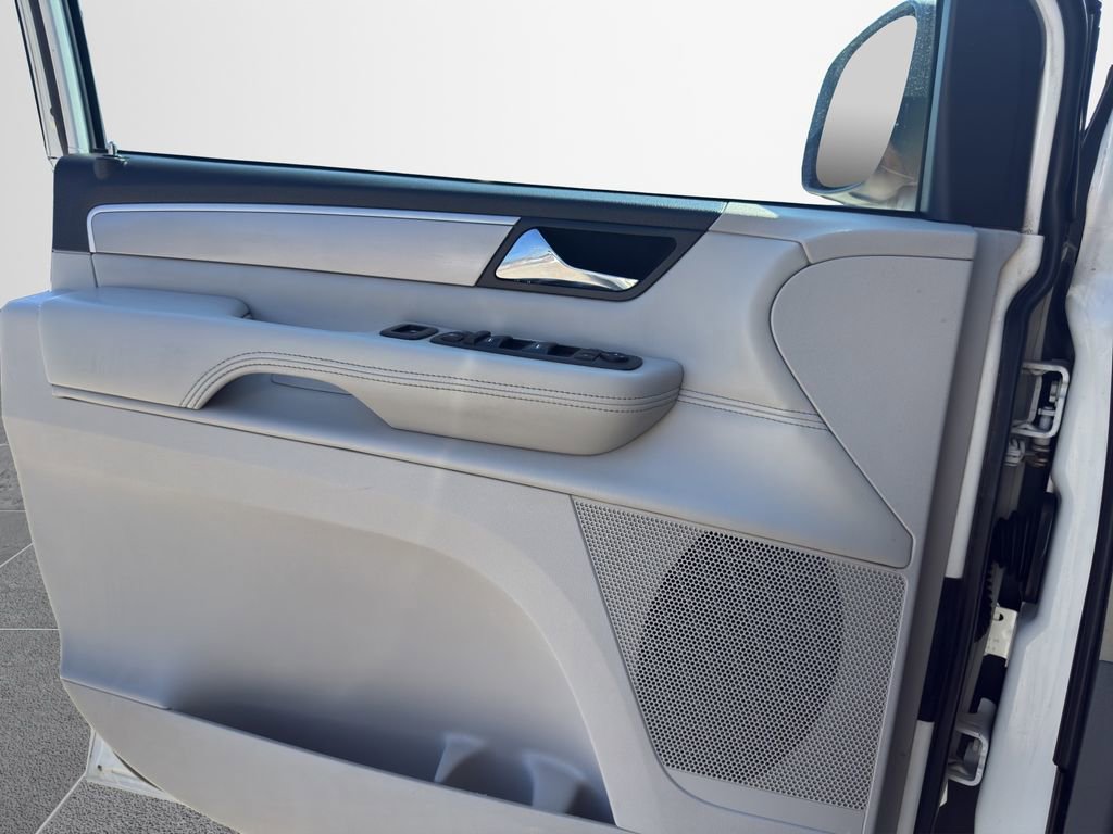 Used 2009 Volkswagen Routan SEL image 12