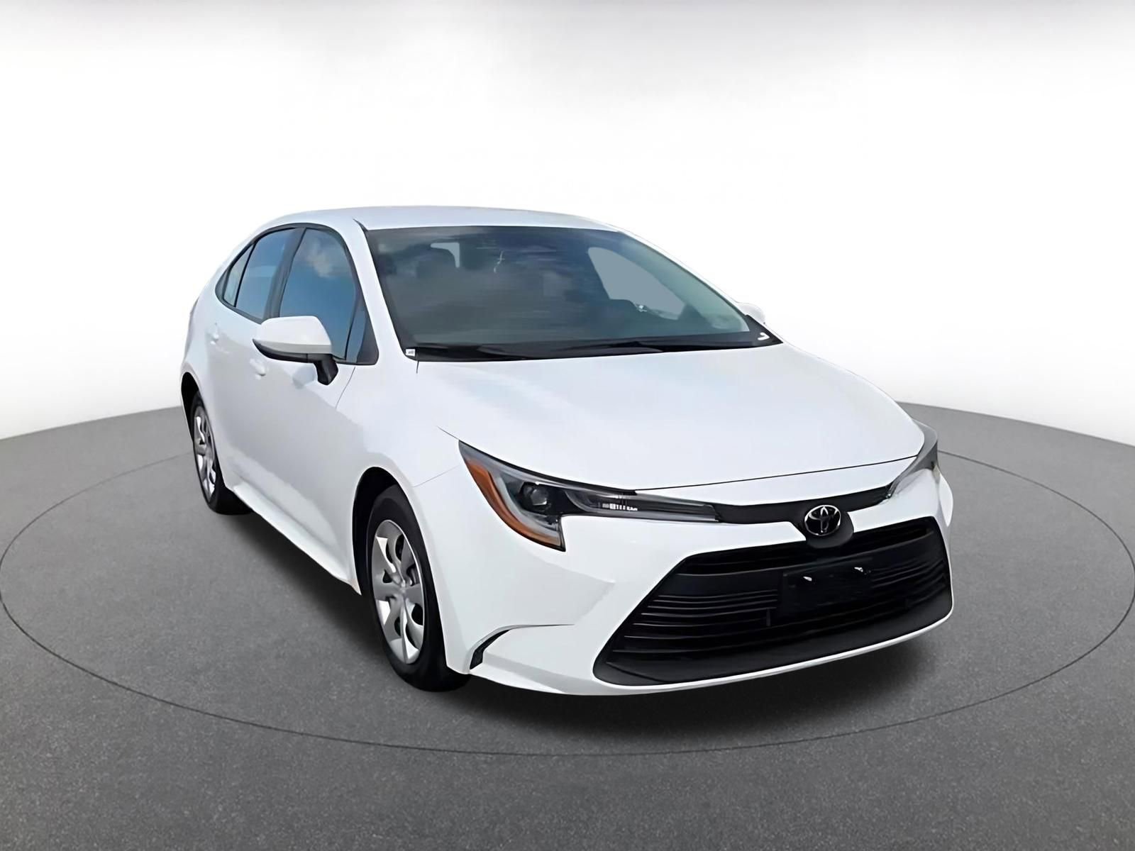 Used 2025 Toyota Corolla LE image 3
