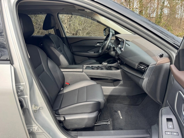 Used 2021 Nissan Rogue SV w/ Premium Package FWD image 17