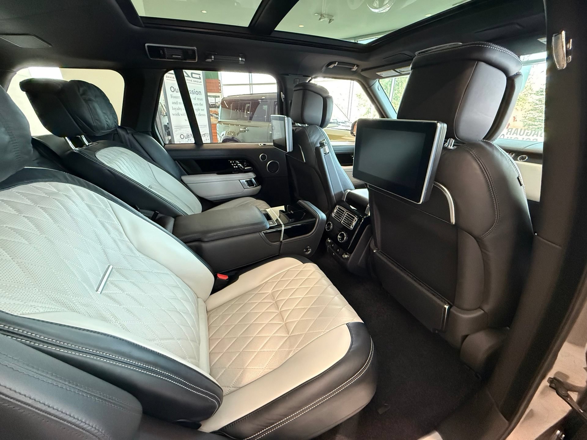 Used 2018 Land Rover Range Rover SV Autobiography Dynamic AWD/4WD image 30