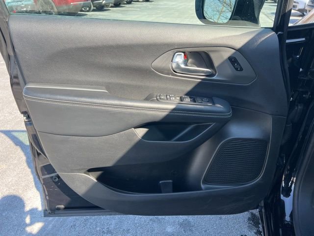 Used 2025 Chrysler Pacifica Select image 25