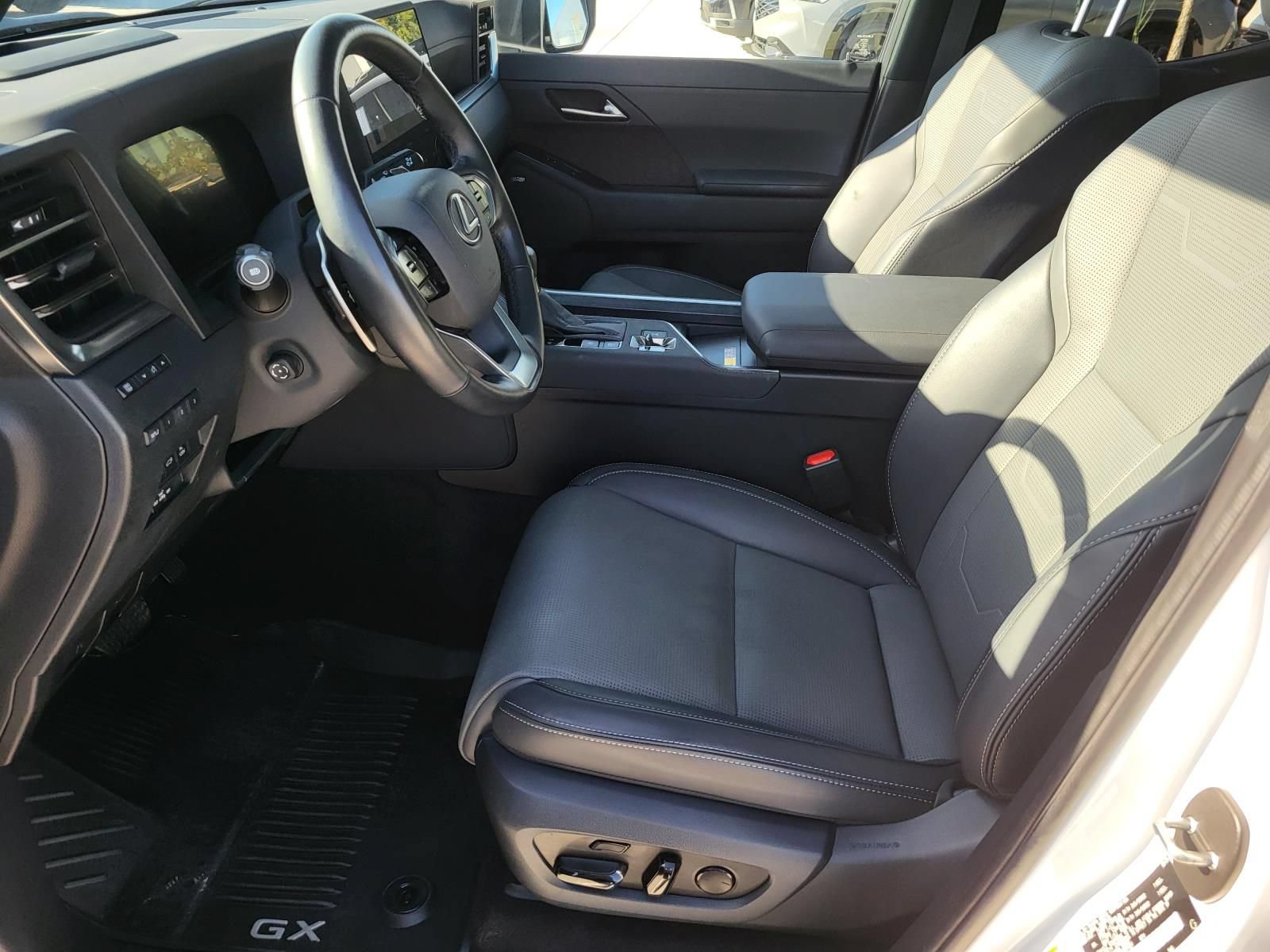 Used 2025 Lexus GX 550 w/ Accessory Package (2T) AWD/4WD image 17