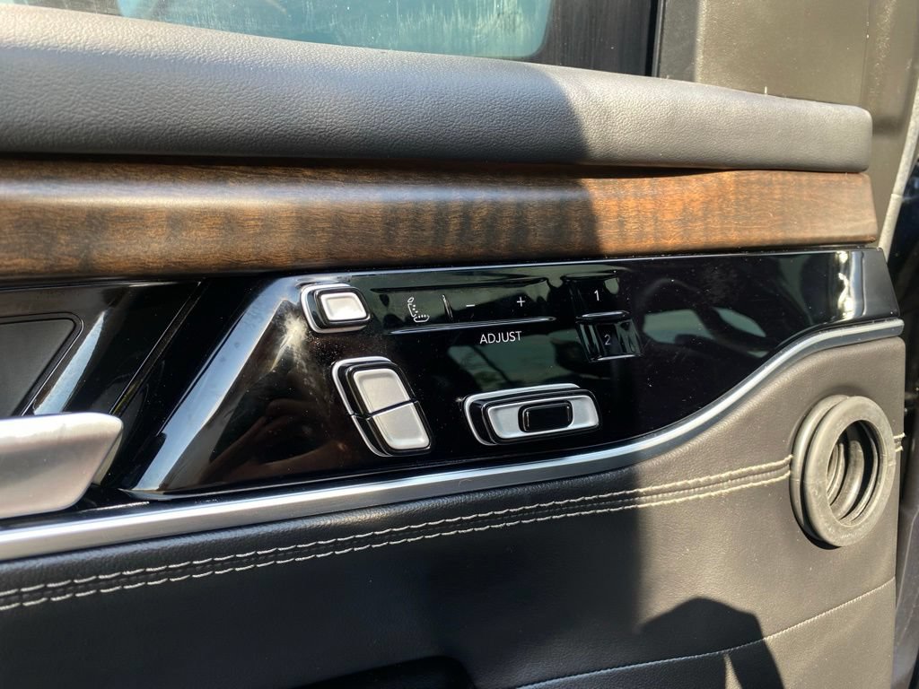 Used 2022 Jeep Grand Wagoneer Series II AWD/4WD image 12