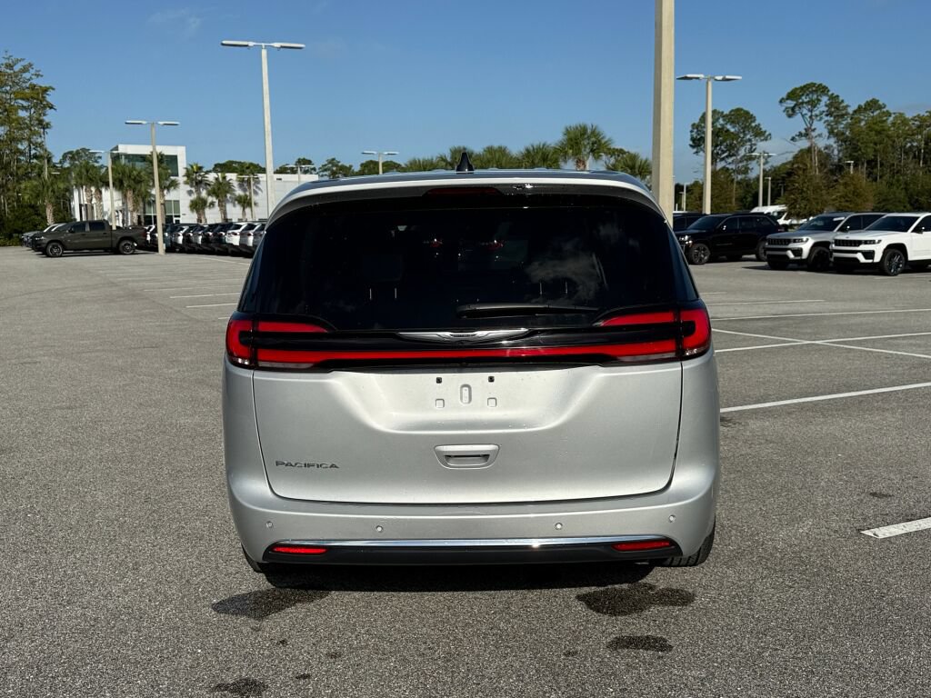 Used 2024 Chrysler Pacifica Touring-L FWD image 4