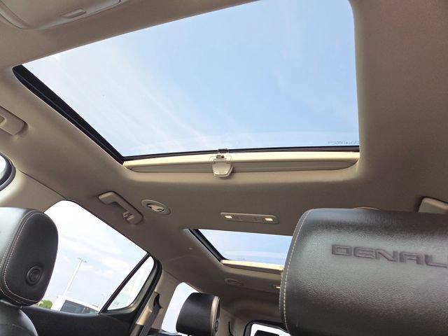 Used 2017 GMC Acadia Denali w/ Technology Package FWD image 3