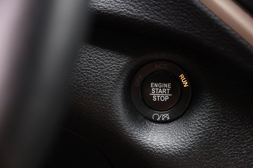 Used 2017 Jeep Cherokee Limited image 14