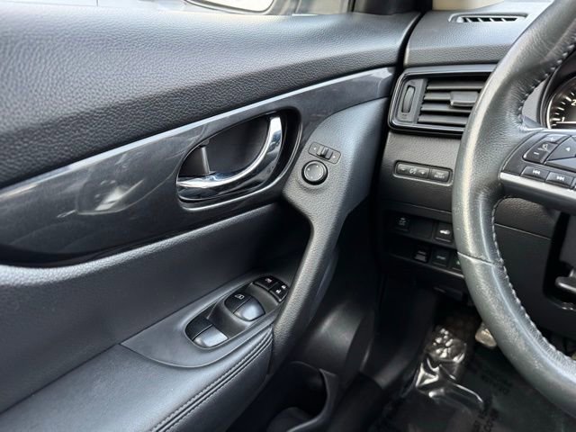 Used 2018 Nissan Rogue SV image 29